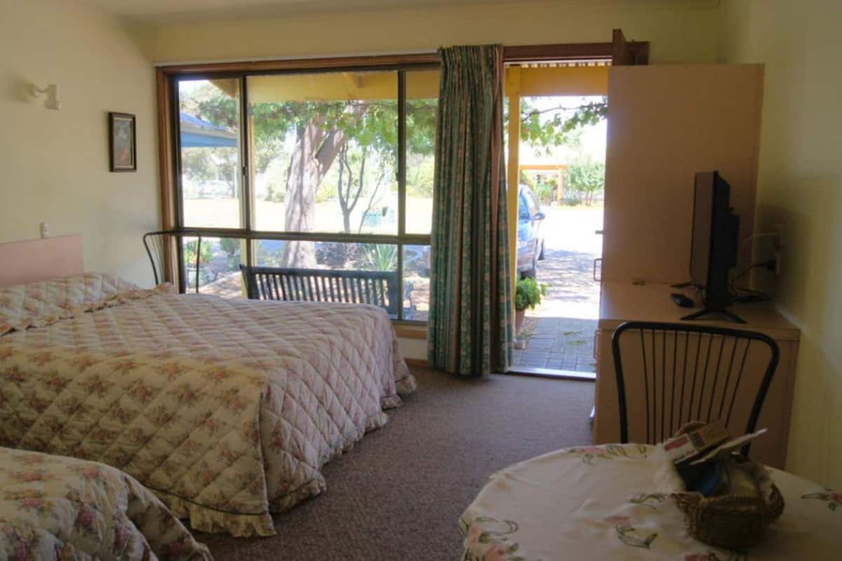 Basic Double Room | In-room safe, iron/ironing board (on request), cribs (free), WiFi (free)