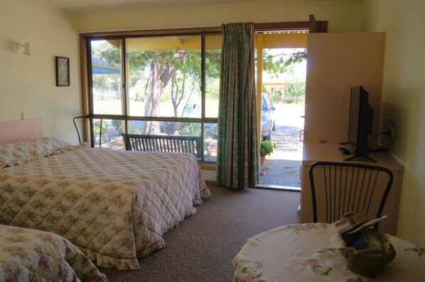 In-room safe, iron/ironing board, free cots/infant beds, free WiFi - Milang Lakes Motel (Milang)