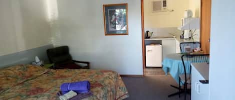 Quarto casal básico | Cofres nos quartos, ferros/tábuas de passar roupa, berços grátis