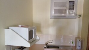 Coffee/tea maker, fridge, microwave, electric kettle - Milang Lakes Motel (Milang)