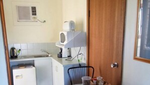 Basic Double Room | Private kitchenette - Milang Lakes Motel (Milang)