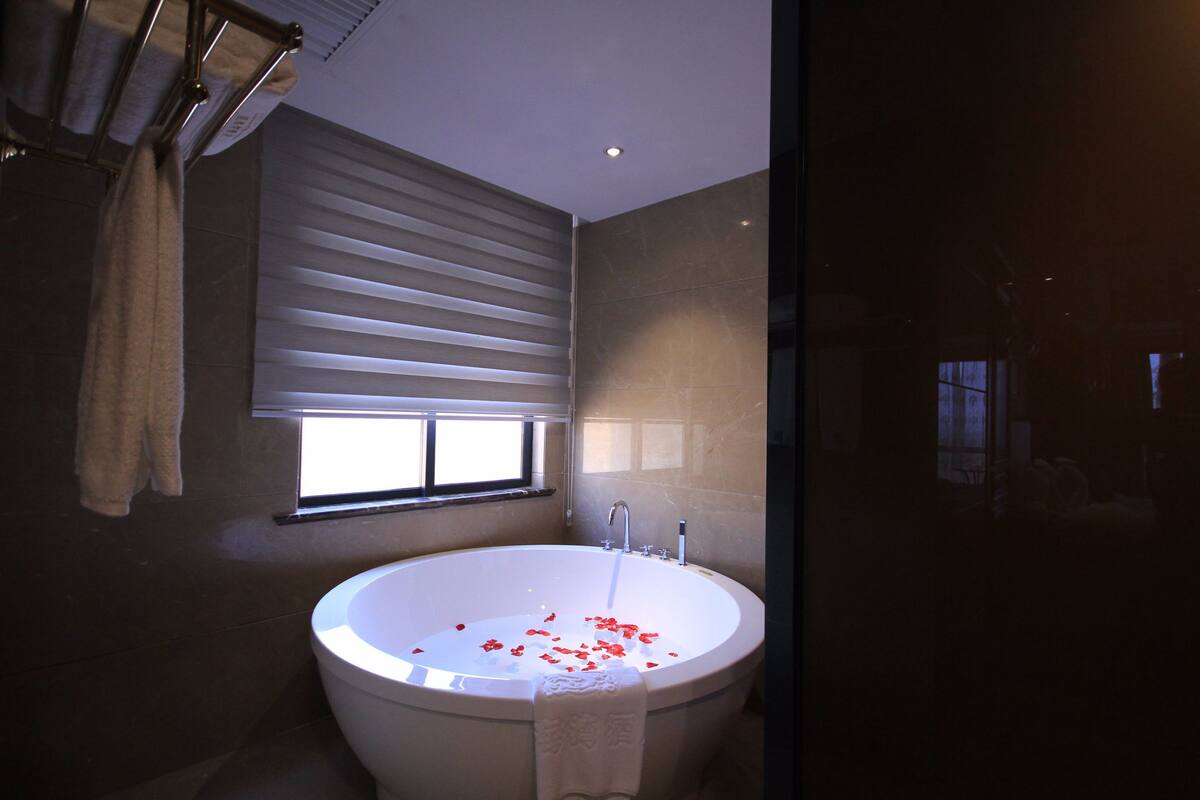 Executive suite | Badkamer | Een aparte badkuip en douche, gratis toiletartikelen, een haardroger