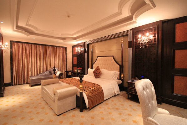 Presidential Suite | In-room safe, desk, blackout drapes, iron/ironing board - Chateau Star Sea Hotel (Zhanjiang)