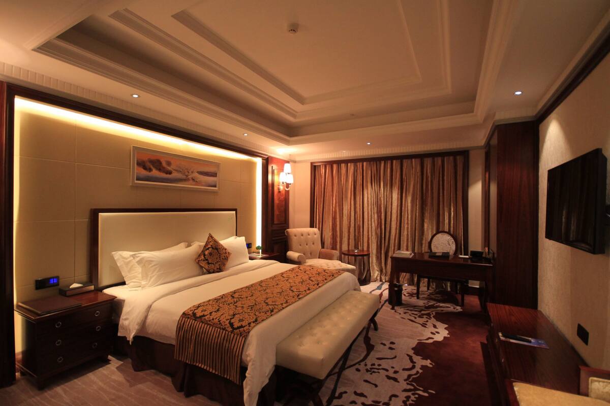 Design Suite | In-room safe, desk, blackout curtains, iron/ironing board (on request)