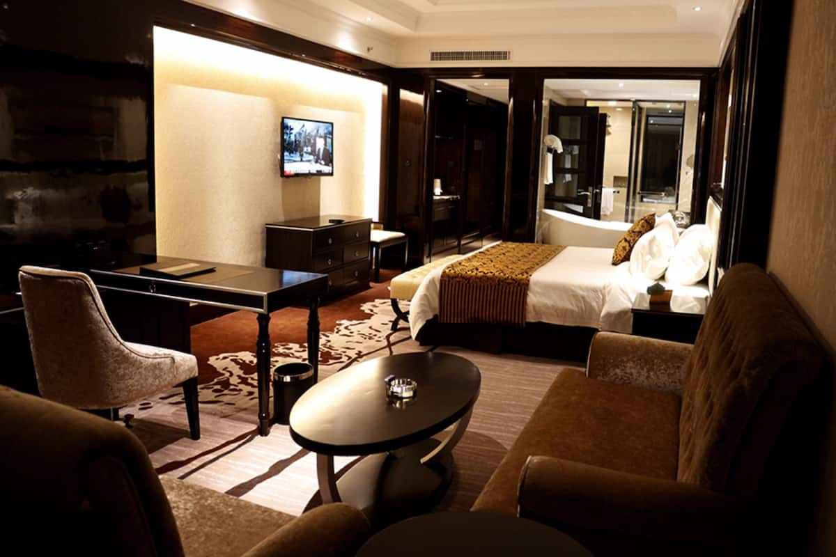 Executive Queen Room | In-room safe, desk, blackout curtains, iron/ironing board (on request)