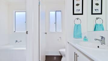 Rumah Keluarga, 4 kamar tidur | Kamar mandi | Bathtub dan shower terpisah dan handuk