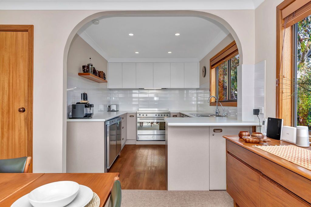 Full-size fridge, microwave, oven, stovetop