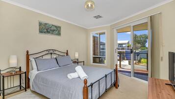 Green Reef Beach House | 4 bedrooms, soundproofing, iron/ironing board, bed sheets