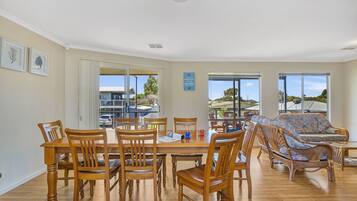 Green Reef Beach House | In-room dining