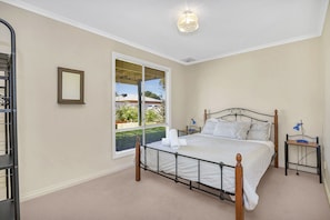 Green Reef Beach House | 4 bedrooms, soundproofing, iron/ironing board, bed sheets - Green Reef Beach House (Aldinga Beach)