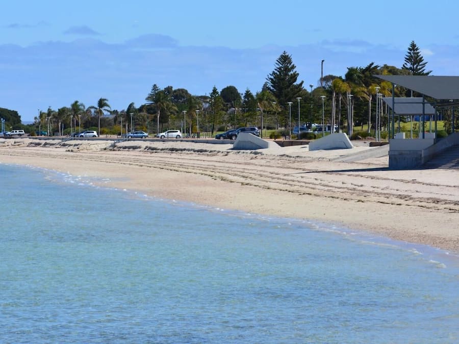 Una spiaggia nelle vicinanze