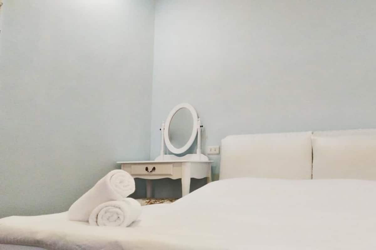 Classic Double Room | Soundproofing, rollaway beds, free WiFi, bed sheets