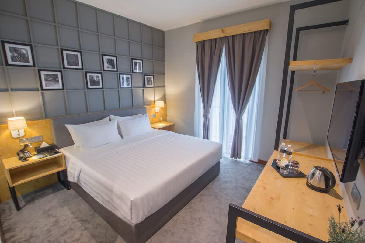 Deluxe Single Room, Balcony (King) | Peti besi dalam bilik, meja, seterika/papan seterika, Wi-fi percuma