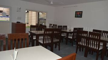 Desayuno con opciones de la cocina local incluido todos los días