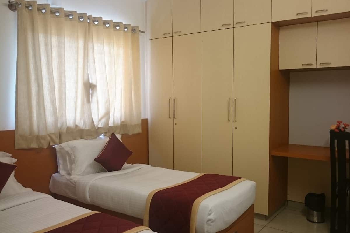 Superior suite, 1 slaapkamer, balkon | Een kluis op de kamer, een bureau, een strijkplank/strijkijzer