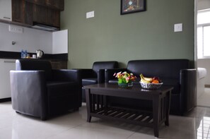 Suite Premium, 2 kamar tidur, balkon | Ruang keluarga | TV layar datar