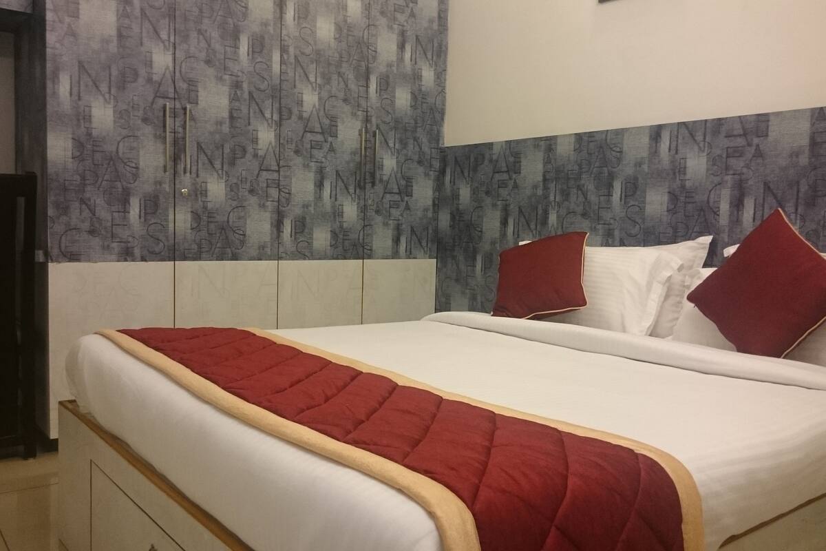 Suite Eksekutif, 1 kamar tidur, balkon | Brankas, meja kerja, dan setrika/meja setrika