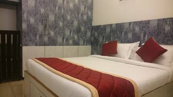 Suite ejecutiva, 1 habitación, balcón | Caja fuerte, escritorio, tabla de planchar con plancha