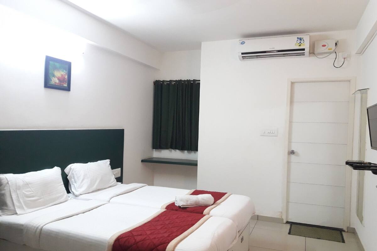 Kamar Standar | Brankas, meja kerja, dan setrika/meja setrika
