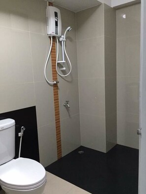 Standard Double Room | Bathroom | Shower, free toiletries, towels