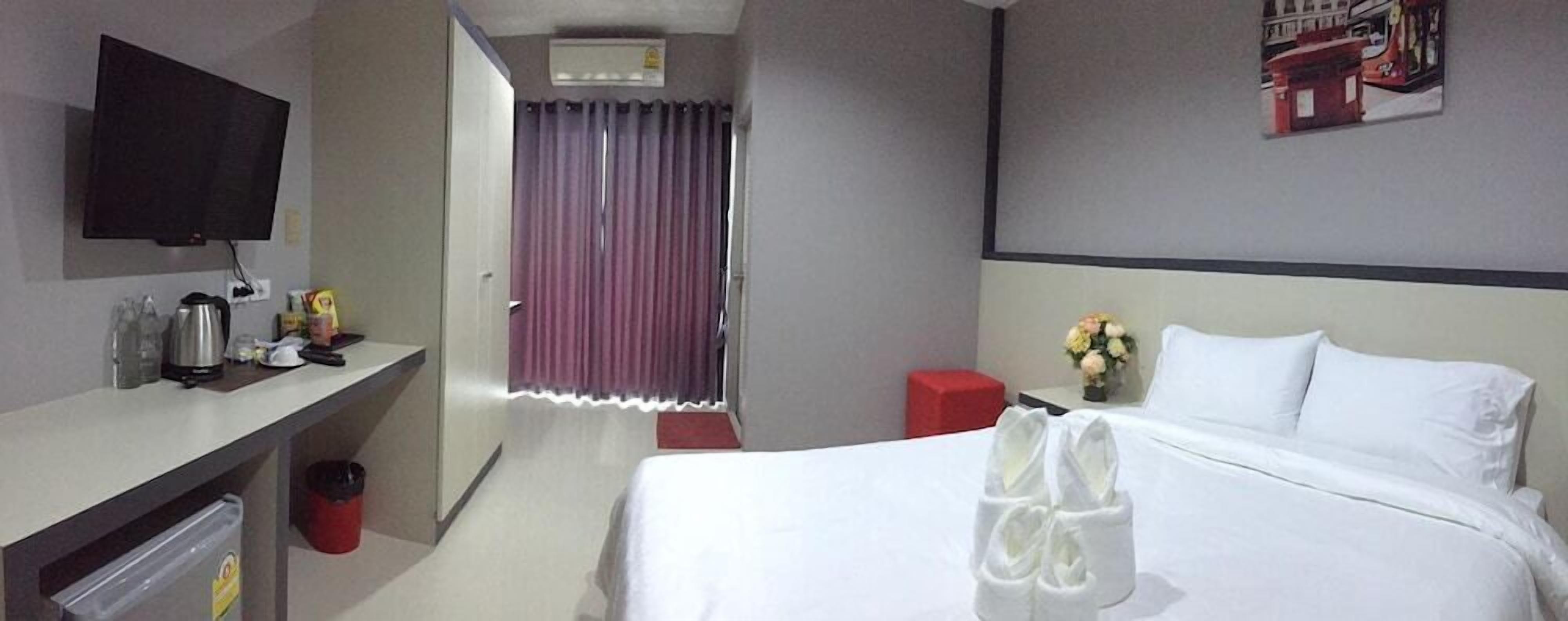 Escritorio, cortinas opacas, wifi gratis