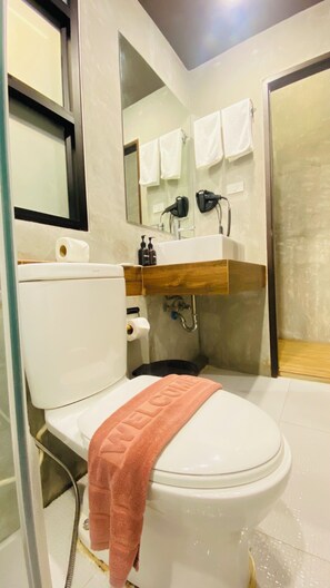 Shower, rainfall showerhead, free toiletries, hair dryer - The Rodman Hotel (Chiang Mai)