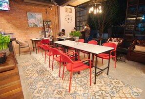 Lobby sitting area - The Rodman Hotel (Chiang Mai)