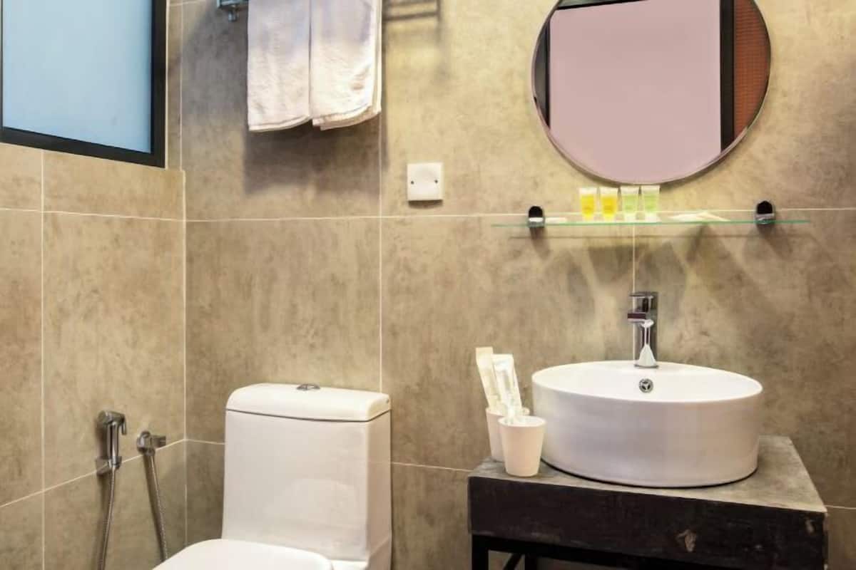Shower, rainfall showerhead, free toiletries, hair dryer (on request)