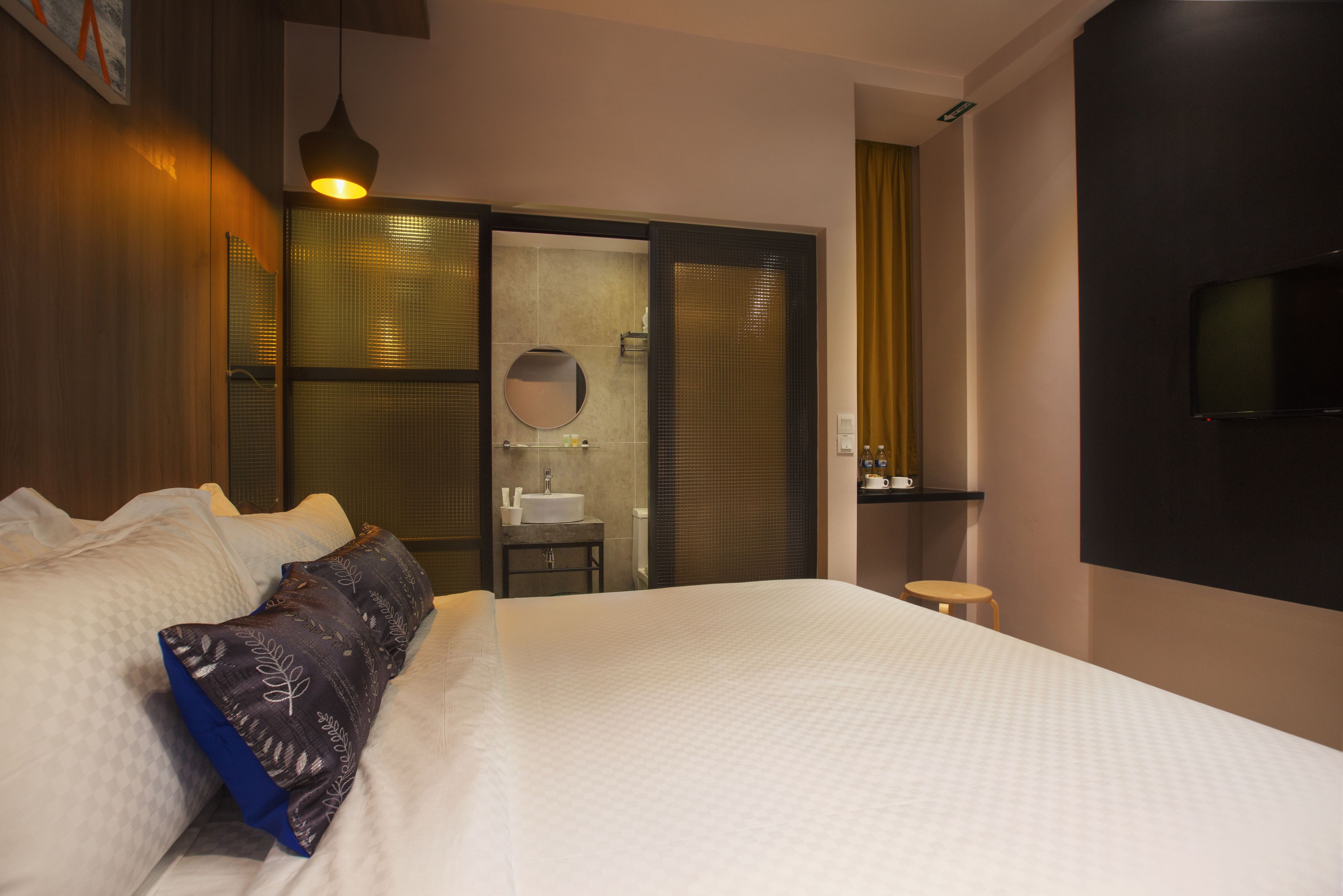 superior queen | premium bedding, pillow-top beds, in-room safe, desk