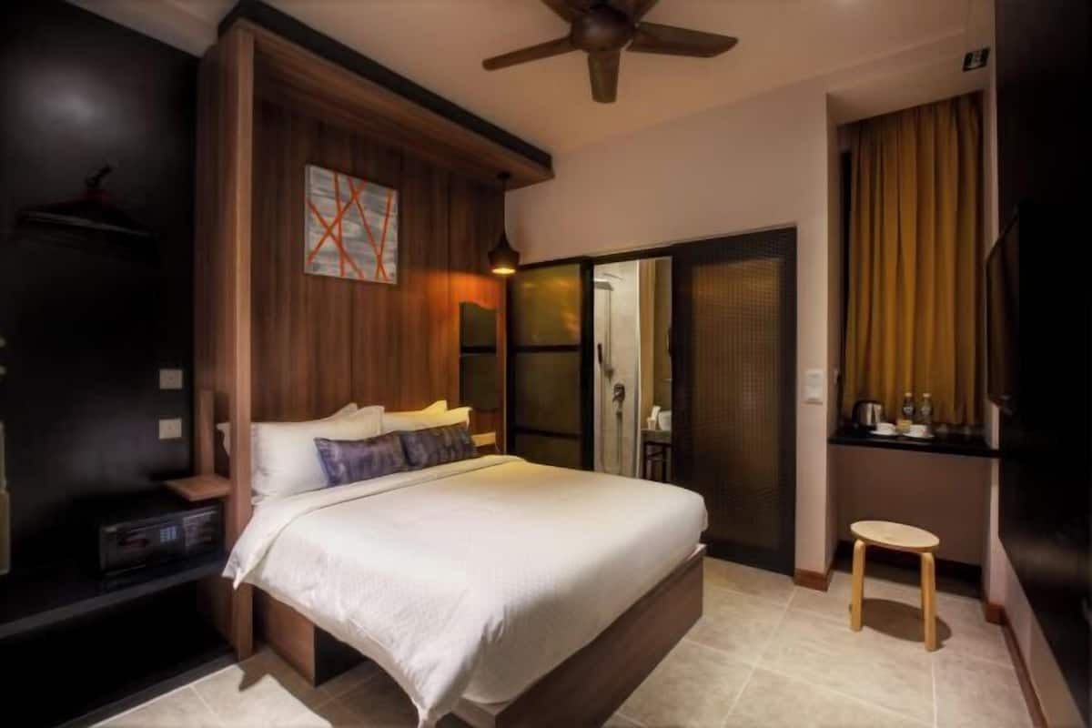 Premium bedding, pillowtop beds, in-room safe, desk