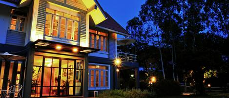 Façade de lâhĂ©bergement - soirĂ©e/nuit