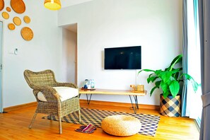 Deluxe Double Room with Terrace  | 거실 공간 | 케이블 채널 시청이 가능한 32인치 평면 TV, TV
