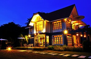 Bagian depan properti - sore/malam