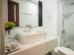 Desk, soundproofing, free WiFi - Hanoi Blue Hotel - The Water Front (Da Nang)