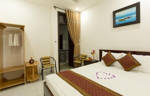 Minibar, in-room safe, desk, blackout drapes - Homestay Golden Bee (Da Nang)