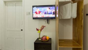 Habitación Deluxe doble, balcón | Minibar, caja fuerte, escritorio y cortinas opacas