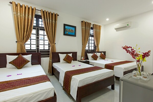 Chambre Familiale (Deluxe) | Minibar, coffres-forts dans les chambres, bureau, rideaux occultants