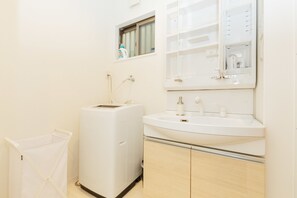 Standard Double Room | Bathroom | Separate tub and shower, free toiletries, hair dryer, slippers - FULL HOUSE KYOTO (Kyoto)