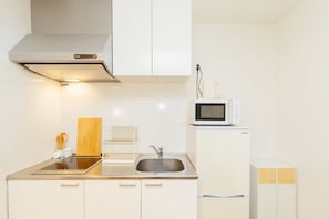 Refrigerador con congelador, microondas y tetera eléctrica 