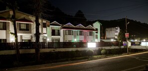 住宿正面 - 傍晚/夜晚