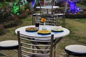 供应早餐、午餐和晚餐，国际美食