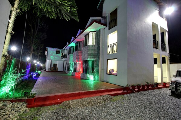 住宿正面 - 傍晚/夜晚