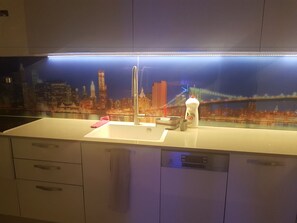 時尚開放式客房, 1 張標準雙人床, 露台 | 共用廚房 | 迷你雪櫃、微波爐、焗爐、爐具