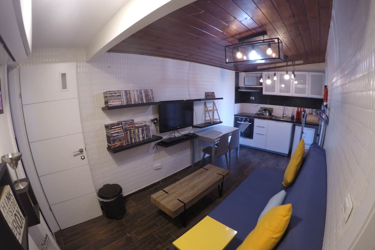 2 bedrooms, premium bedding, in-room safe, laptop workspace