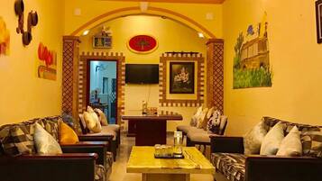 En 42-tommers Flatskjerm-TV med kabel-kanaler samt TV