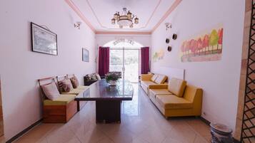 Soundproofing, free WiFi, bed sheets