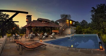 Una piscina al aire libre