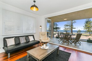 Apartment, 3 Bedrooms, Ocean View, Beachfront | Living area