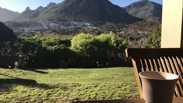 Un patio con vista a montañas y un pueblo a lo lejos.