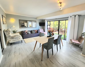 Apartamento família, 1 cama Queen e sofá-cama, cozinha, vista parcial para o oceano | Área de estar | TV de tela plana 32 polegadas com canais via satélite, TV
